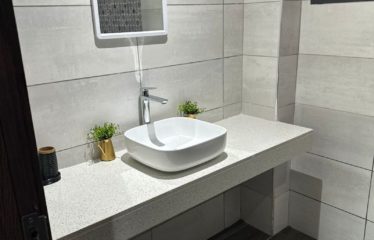 ABIDJAN COCODY : Location Appartement meublé 3 pièces au quatrième étage