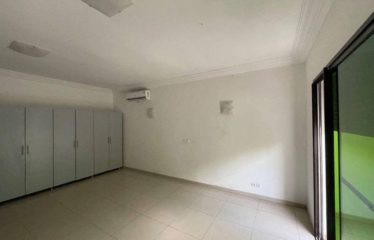 ABIDJAN COCODY : Villa duplex 5 pièces à louer avec piscine commune