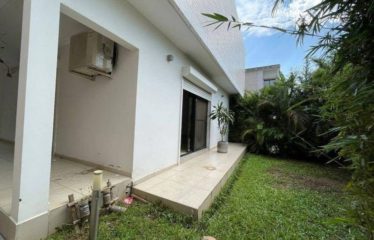 ABIDJAN COCODY : Villa duplex 5 pièces à louer avec piscine commune