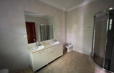 ABIDJAN COCODY : Villa duplex 5 pièces à louer avec piscine commune