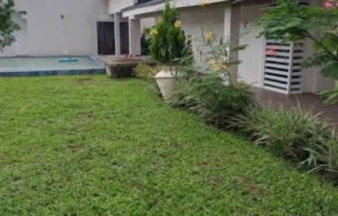 ABIDJAN COCODY : Villa basse moderne à louer avec piscine