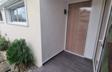 ABIDJAN COCODY : Villa basse moderne à louer avec piscine