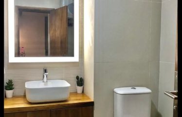ABIDJAN COCODY : Studio meublé à louer niché au 2ᵉ étage d’un immeuble calme