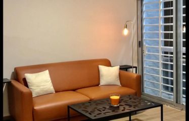 ABIDJAN COCODY : Studio meublé à louer niché au 2ᵉ étage d’un immeuble calme