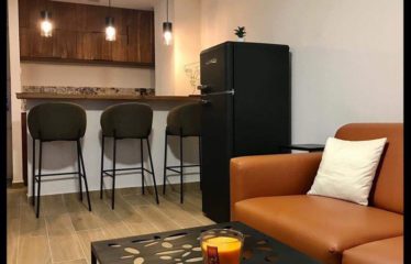 ABIDJAN COCODY : Studio meublé à louer niché au 2ᵉ étage d’un immeuble calme