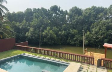 ASSINIE : Villa en vente en bordure de lagune pieds dans l’eau