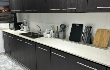 ABIDJAN COCODY : Appartement meublé 3 pièces au quatrième étage à louer