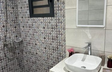 ABIDJAN COCODY : Appartement meublé 3 pièces au quatrième étage à louer