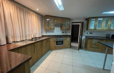 ABIDJAN COCODY : Villa Duplex 6 Pièces avec Piscine & Jardin à louer