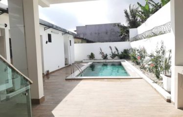 ABIDJAN COCODY : Villa Basse 5 Pièces avec Piscine à louer