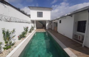 ABIDJAN COCODY : Villa Basse 5 Pièces avec Piscine à louer