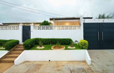 ABIDJAN COCODY : Villa Basse 5 Pièces avec Piscine à louer