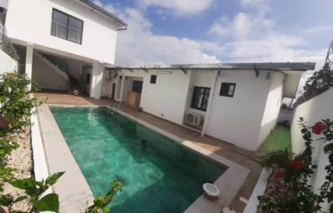 ABIDJAN COCODY : Villa Basse 5 Pièces avec Piscine à louer