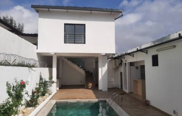 ABIDJAN COCODY : Villa Basse 5 Pièces avec Piscine à louer