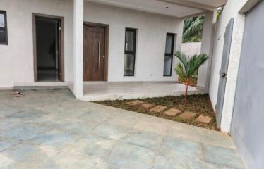 ABIDJAN COCODY : Maison à vendre – 2 PLATEAUX MACACI
