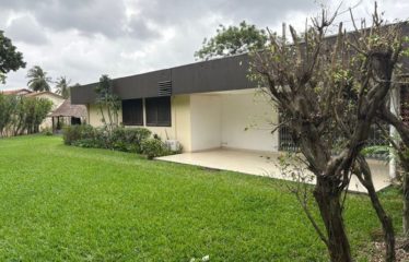 ABIDJAN COCODY : Villa Basse 6 Pièces sur Terrain Commercial à vendre