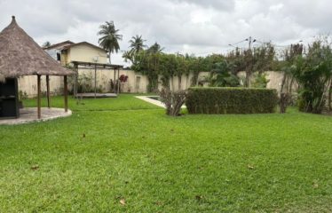 ABIDJAN COCODY : Villa Basse 6 Pièces sur Terrain Commercial à vendre