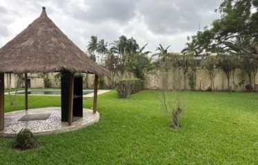 ABIDJAN COCODY : Villa Basse 6 Pièces sur Terrain Commercial à vendre