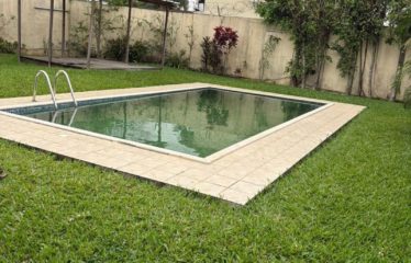 ABIDJAN COCODY : Villa Basse 6 Pièces sur Terrain Commercial à vendre