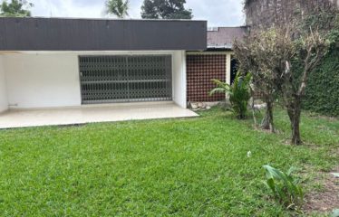 ABIDJAN COCODY : Villa Basse 6 Pièces sur Terrain Commercial à vendre