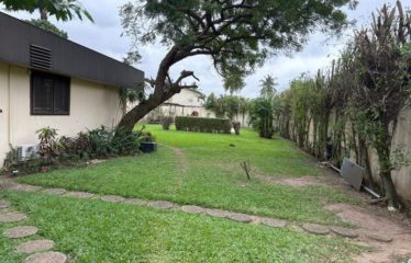 ABIDJAN COCODY : Villa Basse 6 Pièces sur Terrain Commercial à vendre