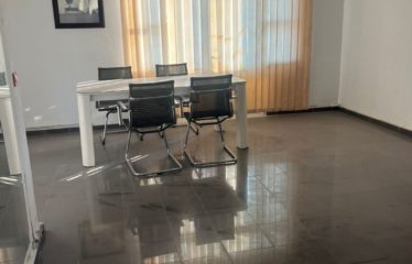 ABIDJAN ADJAMÉ : Bureau 5 pièces à louer