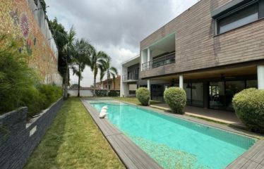 ABIDJAN COCODY : Villa duplex T8 avec piscine à vendre
