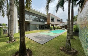 ABIDJAN COCODY : Villa duplex T8 avec piscine à vendre