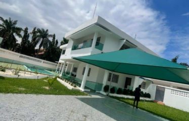 ABIDJAN COCODY : Villa duplex 9 pièces avec piscine à louer