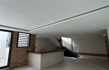 ABIDJAN COCODY : Location Villa Duplex Neuve avec Jardin – 3 Chambres