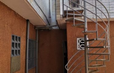 ABIDJAN COCODY : Villa duplex de 8 pièces à vendre + 3 magazins