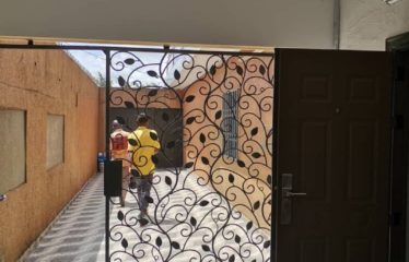 ABIDJAN COCODY : Villa duplex de 8 pièces à vendre + 3 magazins