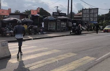 ABIDJAN COCODY : Terrain 1200M2 à vendre en bordure de boulevard Mitterand