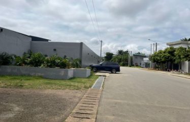 ABIDJAN COCODY : Villa basse 4 pièces à vendre – 2 dépendances