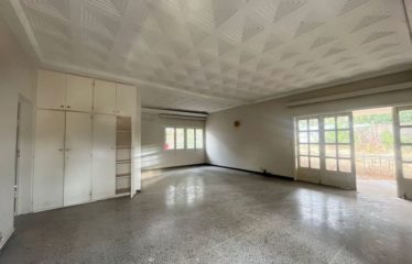 ABIDJAN COCODY : Villa basse 4 pièces à vendre – 2 dépendances