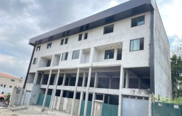 ABIDJAN COCODY : Magasin en mezzanine de 573m2 à louer