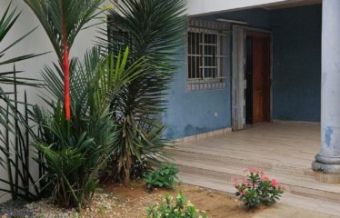 BONOUA : Belle villa basse de 5 pièces + 1 dépendance à louer