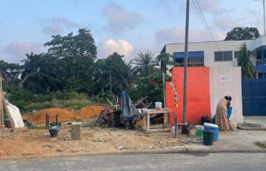 ABIDJAN COCODY : Vente terrain 1500m2 en bordure de route aux 2 plateaux vallon