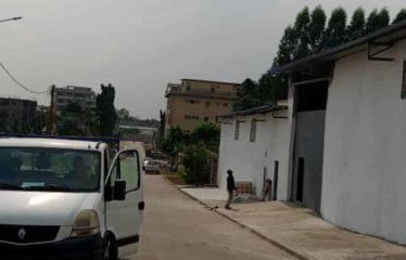 GRAND-BASSAM : Entrepôt à louer – Carrefour Tata