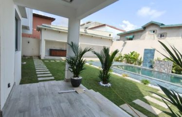 ABIDJAN COCODY : Vente villa triplex architecture moderne