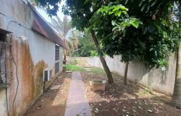 ABIDJAN COCODY : Terrain bâti de 1 400 m² à Cocody Mermoz