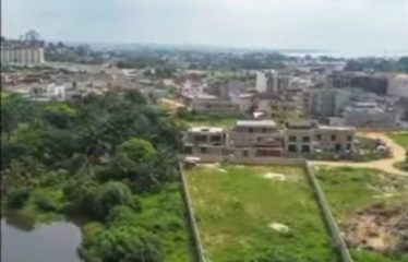 ABIDJAN COCODY : Terrain de 2880m2 à vendre avec ACD en bordure de lagune