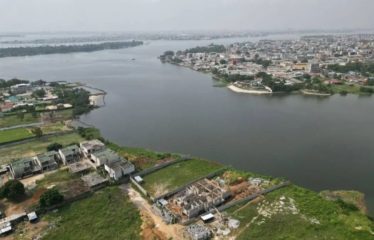 ABIDJAN COCODY : Terrain de 2880m2 à vendre avec ACD en bordure de lagune