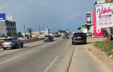 ABIDJAN COCODY : Terrain commercial de 500m2 à vendre sur le boulevard Mitterand