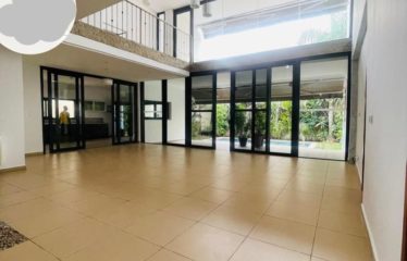 ABIDJAN COCODY : Location Villa moderne 5 pièces avec piscine privée