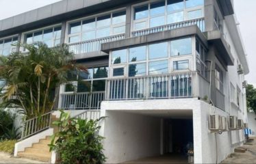 ABIDJAN COCODY :Vente Villa Triplex de 14 pièces – 2 Plateaux Vallon