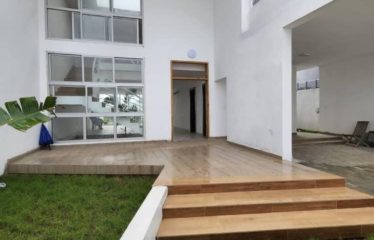 ABIDJAN COCODY : Villa duplex 6 pièces avec piscine à louer