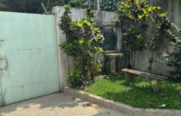 ABIDJAN COCODY : Villa basse 5 pièces à vendre – à rénover