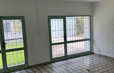 ABIDJAN COCODY : Villa basse 5 pièces à vendre – à rénover