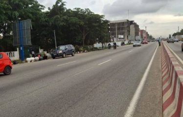 ABIDJAN COCODY : Vente terrain de 5940m2 en bordure du boulevard Mitterrand